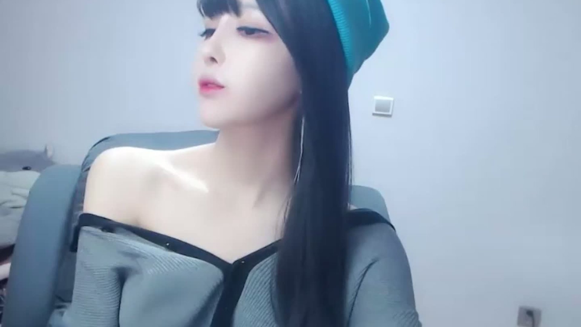 高颜值主播 #黛米 超敏感 刚玩乳夹 奶头就翘起来咯 002