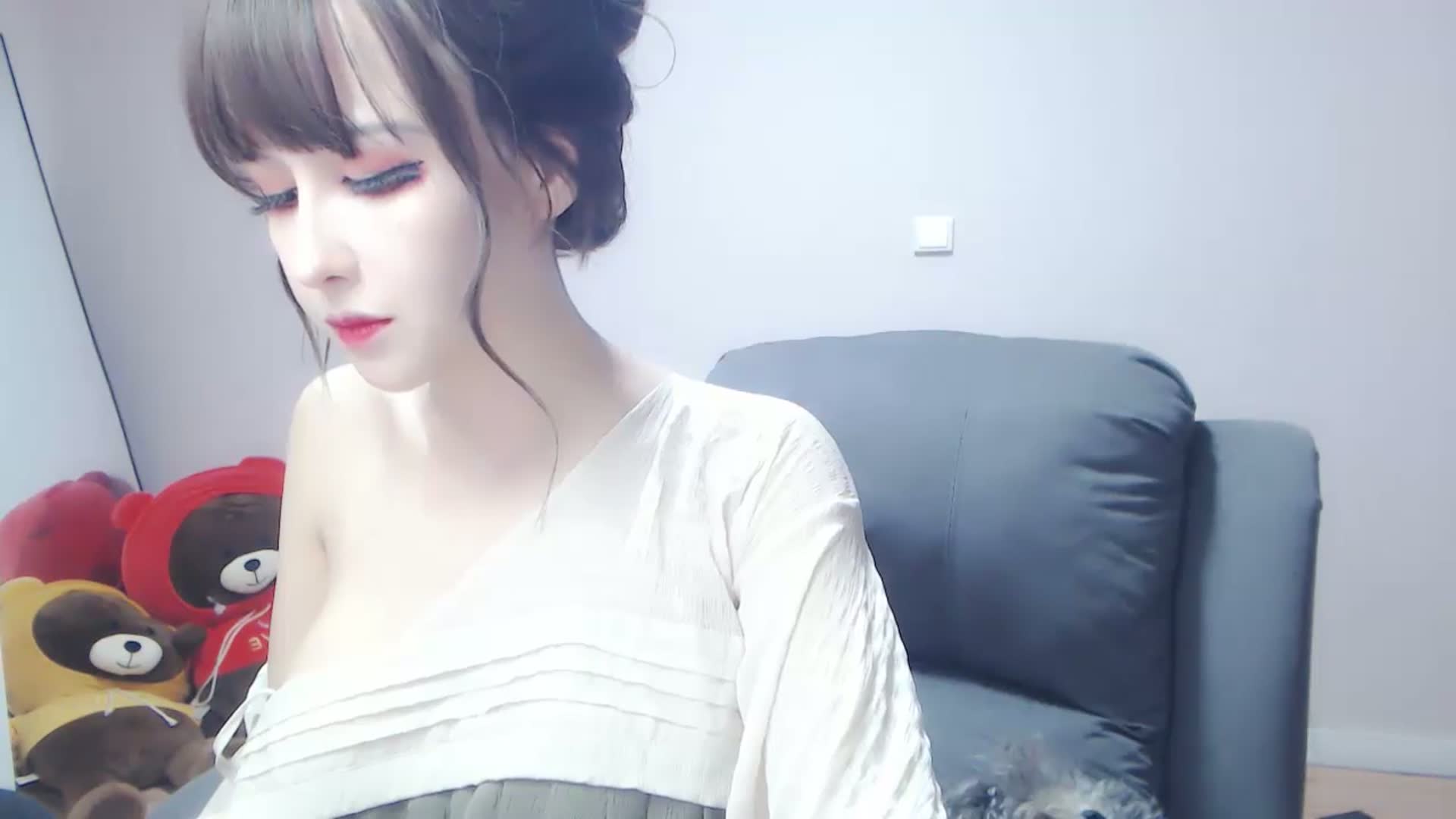高颜值主播 #黛米 超敏感 刚玩乳夹 奶头就翘起来咯 006